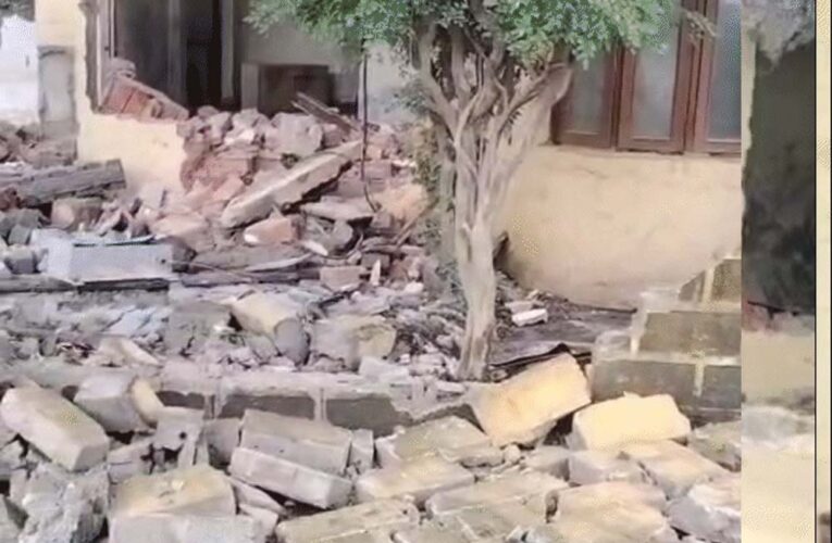 भोपाल में महिला IAS अफसर के घर पर हमला, जेसीबी लेकर पहुंचे 40 गुंडे, दीवार तोड़ी और चेयर लगाकर बैठे