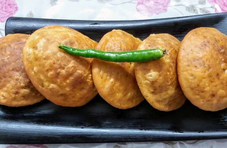 स्वादिष्ट कचोरी घर पर बनाने का आसान तरीका