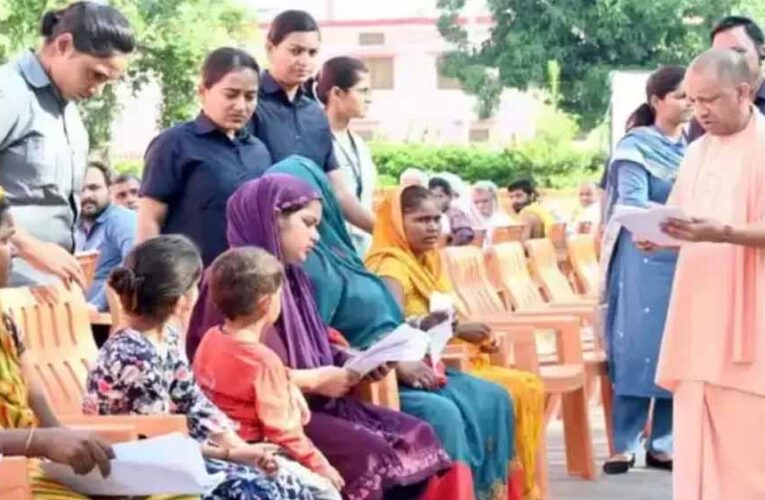 मुख्यमंत्री ने काशी में किया ‘जनता दर्शन’, हर फरियादी की सुनीं समस्याएं