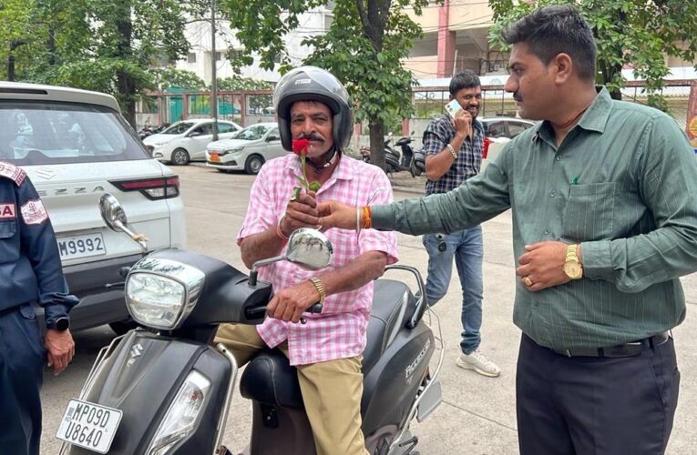 इंदौर के सरकारी दफ्तरों में बिना हेलमेट एंट्री नहीं! पहनने वालों का हो रहा स्वागत