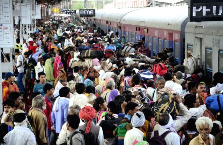 कुबेरेश्वर धाम कांवड़ यात्रा के कारण भोपाल स्टेशन पर भीड़, रेलवे ने चलाई स्पेशल ट्रेन