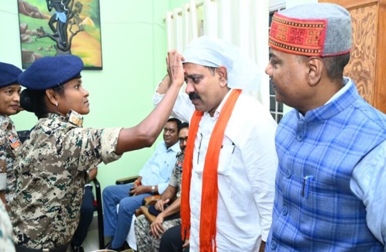 हिड़मा की पूर्व गार्ड ने गृहमंत्री विजय शर्मा को बांधी राखी, अब दंतेश्वरी फाइटर्स का हिस्सा