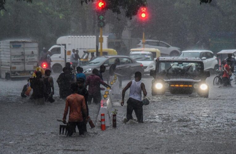 दिल्ली-NCR में मूसलाधार बारिश से हाहाकार, सांसदों के फ्लैट्स तक पहुंचा पानी