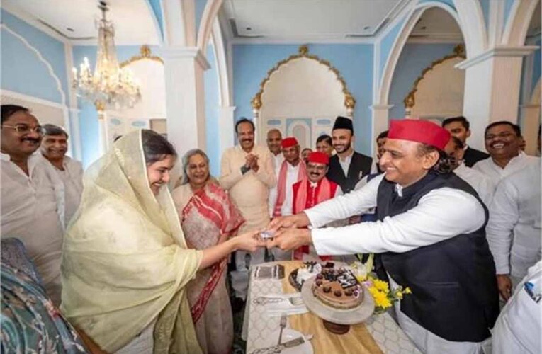 अखिलेश यादव ने दिया खास तोहफा, 100 रुपए पाकर शरमा गईं सपा सांसद इकरा हसन