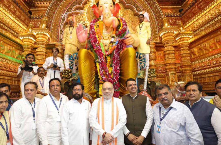 मुंबई दौरे पर अमित शाह, लालबाग के राजा के किए दर्शन, गणेशोत्सव की रौनक में हुए शामिल
