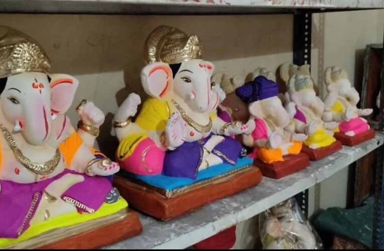 इंदौर परिवार की अनोखी आस्था: 11 साल से बिना मोलभाव मिट्टी की गणेश मूर्तियां दान