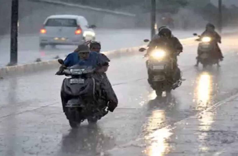 जम्मू-कश्मीर में अगले 24 घंटे भारी बारिश का अलर्ट, कल भी स्कूल रहेंगे बंद