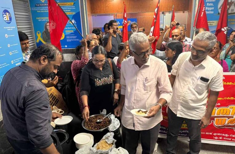 कैंटीन में बीफ बैन का फरमान, विरोध में कर्मचारियों ने की बीफ पार्टी