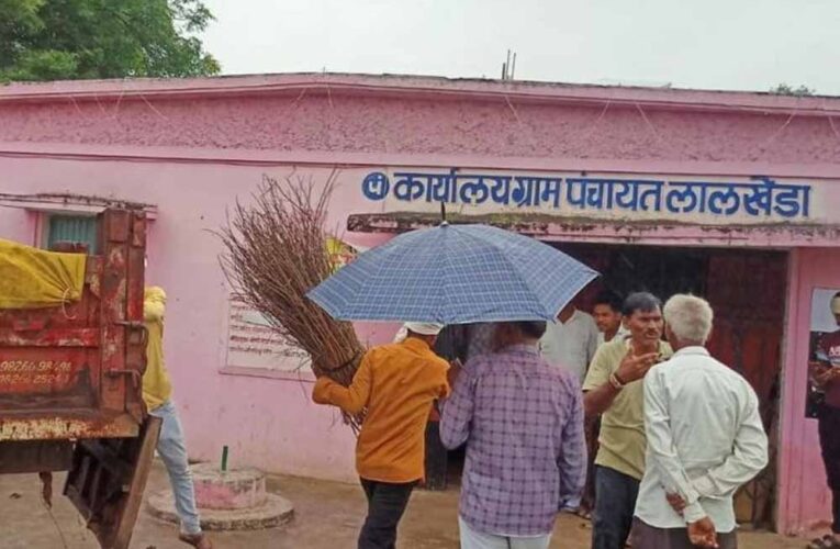 खरगोन: गांव में मुक्ति धाम नहीं, पंचायत गेट पर किया गया अंतिम संस्कार