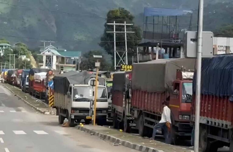 हिमाचल में तीन दिन से जाम, सैकड़ों वाहन फंसे, फल-सब्जियों की सप्लाई प्रभावित