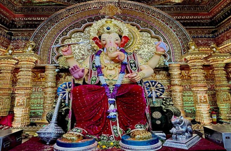 91 सालों से भक्तों की आस्था का केंद्र, लालबागचा राजा के दर्शन को उमड़ रही भीड़