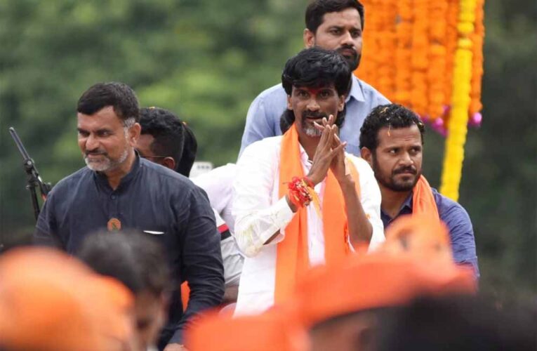 BMC चुनाव से पहले मनोज जरांगे ने बढ़ाई सरकार की टेंशन, फडणवीस के मंत्रियों का दल मनाने पहुंचा