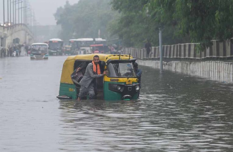 दिल्ली-NCR में बारिश से हाहाकार: उड़ानें लेट, सड़कों पर जलभराव से ट्रैफिक जाम