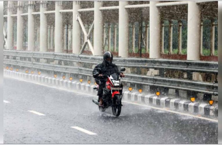 नोएडा में झमाझम बारिश, उमस भरी गर्मी से मिली राहत