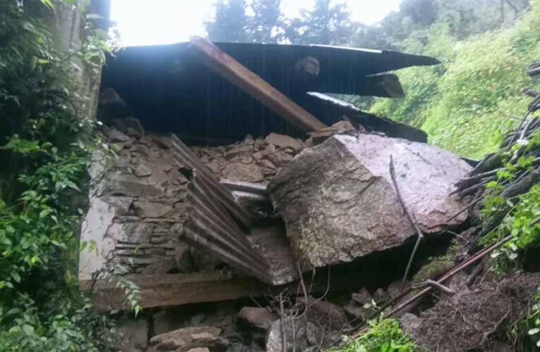 पिथौरागढ़ में फिर पहाड़ दरका, 18 परिवारों की सुरक्षा चिंतित