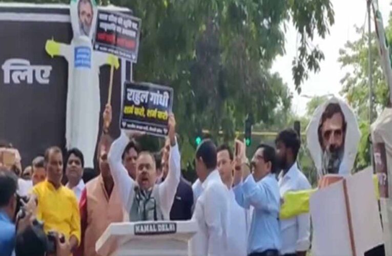 कांग्रेस दफ्तर के बाहर भाजपा का हंगामा, पीएम मोदी से जुड़े बयान पर माफी की मांग