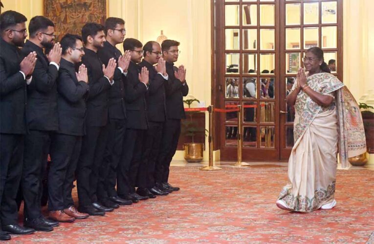 राष्ट्रपति मुर्मू ने विदेश सेवा प्रशिक्षु अधिकारियों से की मुलाकात, कहा—भारत की आत्मा का राजदूत बनें