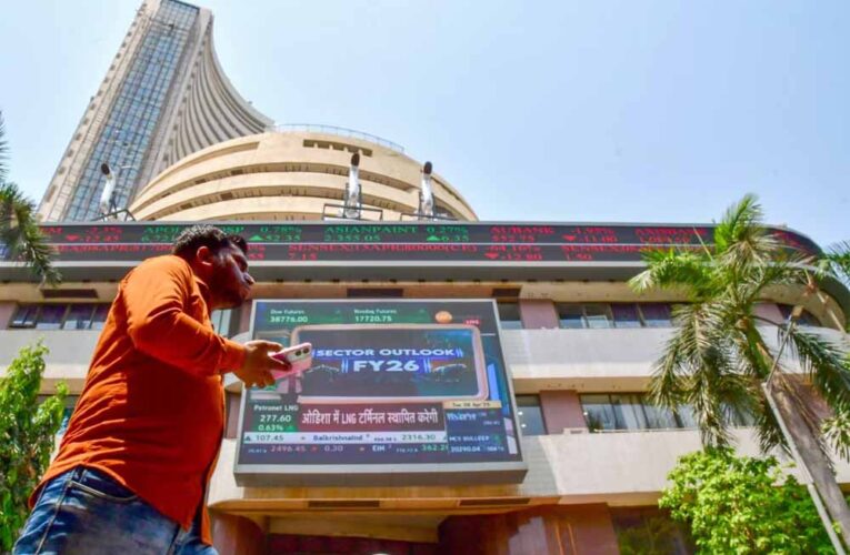 सेंसेक्स में भारी गिरावट, 80997 से लुढ़क कर लाल निशान पर बंद