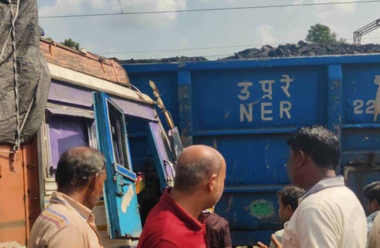 रेलवे ट्रैक पर दरार देख दौड़े किसान, एक्सप्रेस ट्रेन रोककर बचाई सैकड़ों जानें