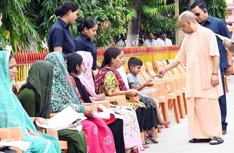 सीएम योगी सख्त: गरीबों को उजाड़ने वालों पर होगी कड़ी कार्रवाई