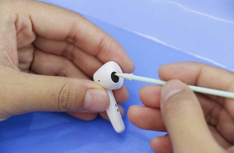 ईयरबड्स की आवाज़ क्यों हो गई धीमी? ऐसे हटाएँ पीला कचरा और पाएँ क्लियर साउंड