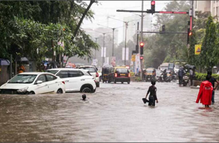 मुंबई में 100 मिमी बारिश, मराठवाड़ा में तबाही; CM ने आपदा प्रबंधन की समीक्षा की