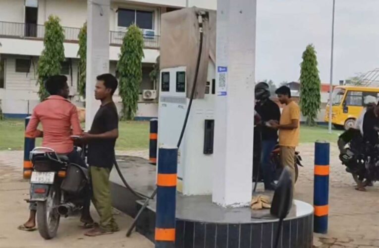 हेलमेट नियम की उड़ रही धज्जियां: पेट्रोल पंप पर बेधड़क मिल रहा पेट्रोल