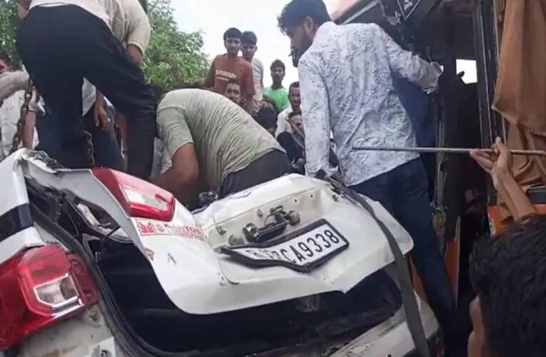 डीडवाना-कुचामन मार्ग पर भीषण हादसा: कार के ऊपर पलटी निजी बस, दो की मौत, 19 घायल