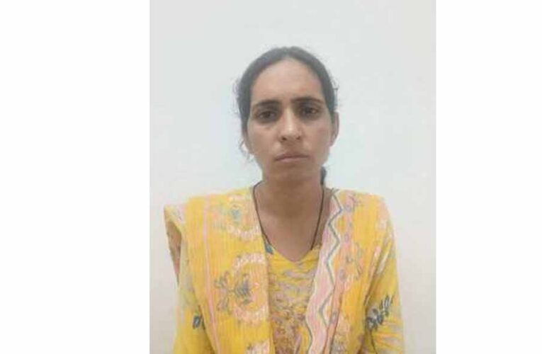 ब्लूटूथ से नकल करते पकड़ी गई महिला सुपरवाइजर, अधिकारिता विभाग की भर्ती परीक्षा में धांधली