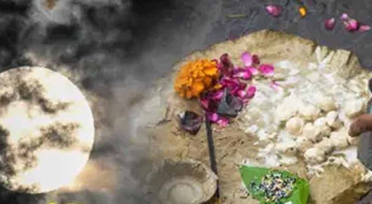 सर्वपितृ अमावस्या आज : पितरों की शांति हेतु इस मुहूर्त में करें तर्पण और श्राद्ध