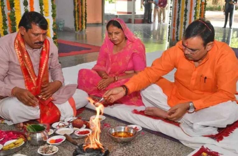 मुख्यमंत्री ने सीएम आवास पर मां दुर्गा की पूजा, पौधरोपण कर प्रदेश की तरक्की की प्रार्थना की