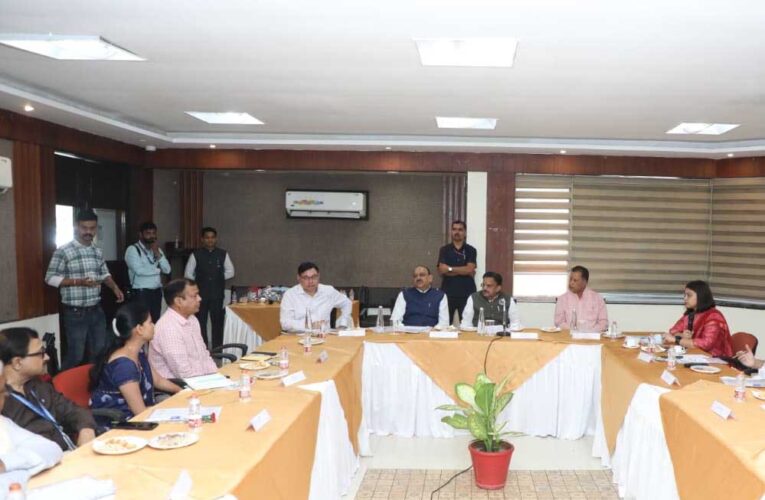 फार्मेसी पंजीयन प्रक्रिया होगी पूरी तरह ऑनलाइन, पूरी पारदर्शिता से करें प्रकरणों का निराकरण : उप मुख्यमंत्री शुक्ल