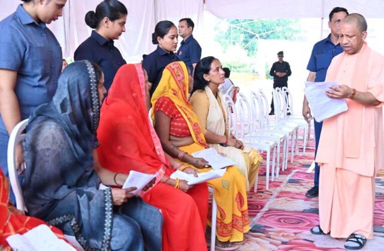 कब्जामुक्त कराएं जमीन, दबंगों को सिखाएं कानूनी सबक : मुख्यमंत्री