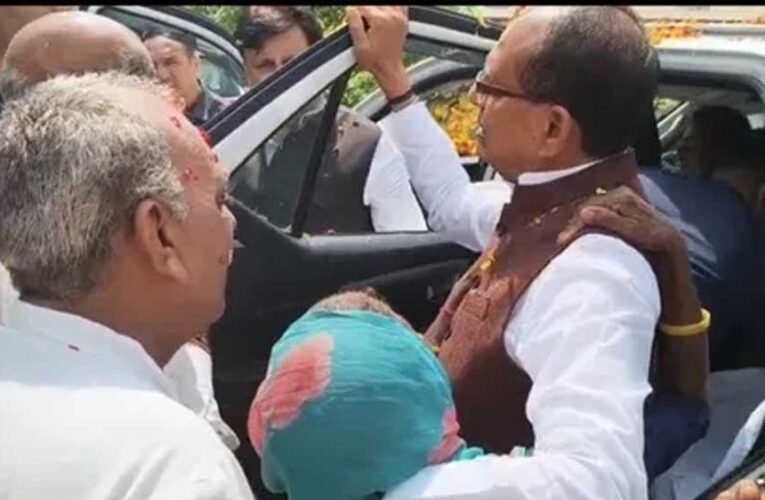 सतना पहुंचे केंद्रीय मंत्री शिवराज सिंह, ग्रामीणों की मांग पर आवास सर्वे के दिए निर्देश