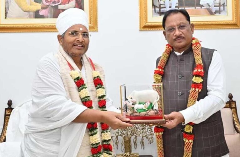 रायपुर : मुख्यमंत्री से पूज्य संत श्री असंग देव जी ने की सौजन्य भेंट