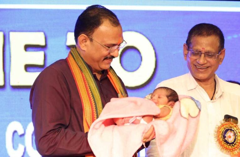 रायपुर : अपने जान की परवाह किए बिना काम करती हैं नर्सेस: स्वास्थ्य मंत्री श्याम बिहारी जायसवाल