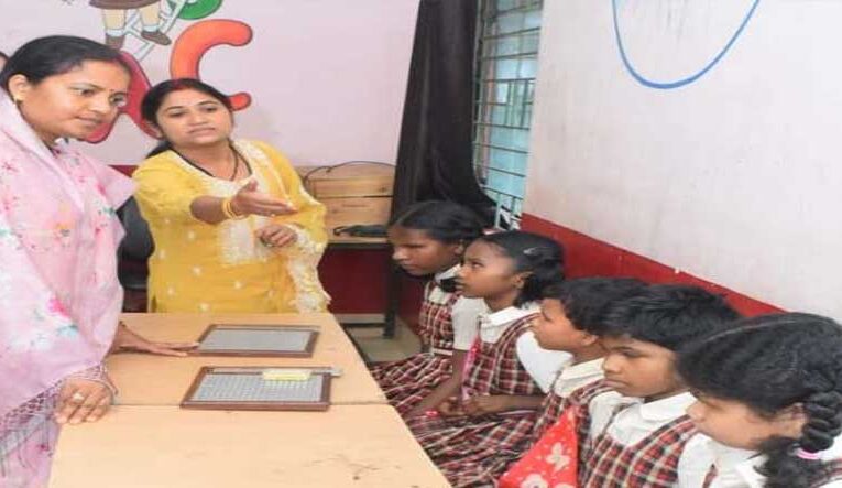 रायपुर : मंत्री श्रीमती राजवाड़े ने दिव्यांग बच्चों से की आत्मीय मुलाकात