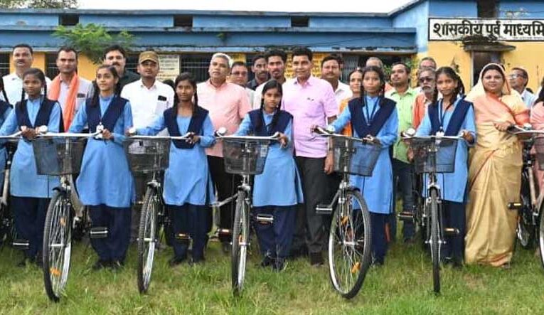 रायपुर : शिक्षा से संवरता है भविष्य, बेटियों को मिल रहा समान अवसर: मंत्री टंकराम वर्मा