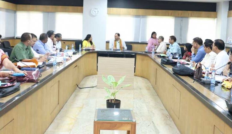 रायपुर : स्वास्थ्य मंत्री की अध्यक्षता में सभी चिकित्सा महाविद्यालयों के डीन एवं मेडिकल सुपरिटेंडेंट की समीक्षा बैठक
