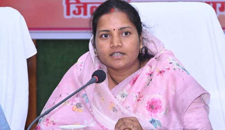 मंत्री श्रीमती लक्ष्मी राजवाड़े ने जशपुर में महिला एवं बाल विकास समाज कल्याण विभाग के अधिकारियों की संयुक्त बैठक ली