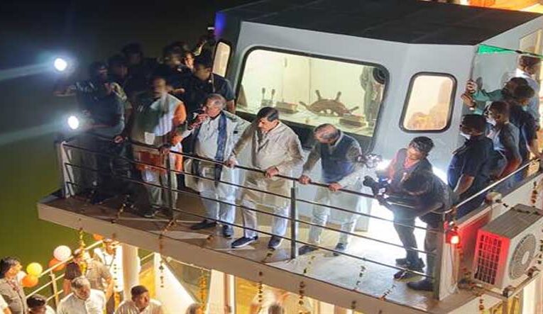मुख्यमंत्री डॉ. यादव ने चम्बल नदी में क्रूज़ की सवारी की और गुनगुनाए गीत