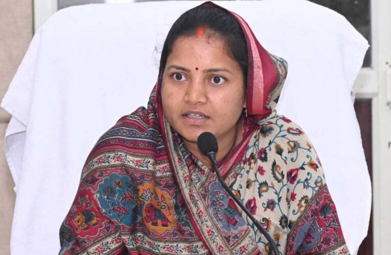 रायपुर : मंत्री लक्ष्मी राजवाड़े ने ली विभागीय समीक्षा बैठक