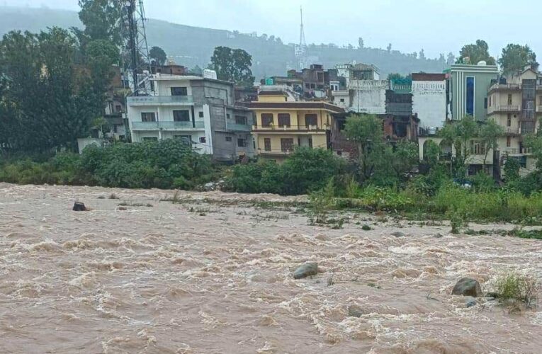 जम्मू-कश्मीर और हिमाचल में बारिश का कहर: राजौरी में भूस्खलन, मंडी में बहे वाहन