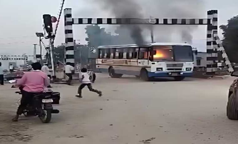 जयपुर में रोडवेज बस में लगी भीषण आग, 30 यात्रियों ने कूदकर बचाई जान