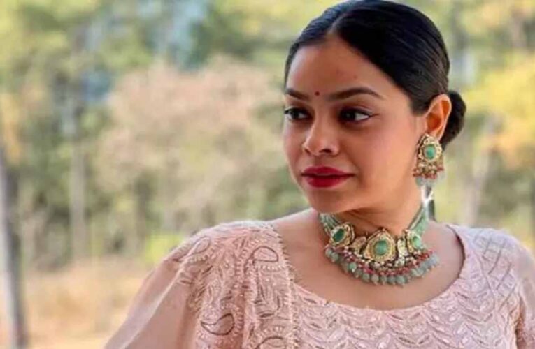 कपिल शर्मा की ऑन-स्क्रीन वाइफ सुमोना पर दिन दहाड़े …….. , कार घिरी भीड़ में