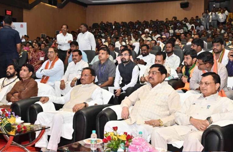 रायपुर : ‘मन की बात’ की 125वीं कड़ी का मुख्यमंत्री विष्णु देव साय सहित मंत्रियों और नागरिकों ने किया श्रवण