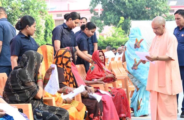 हर जरूरतमंद को दिलाएं कल्याणकारी योजनाओं का लाभ : सीएम योगी