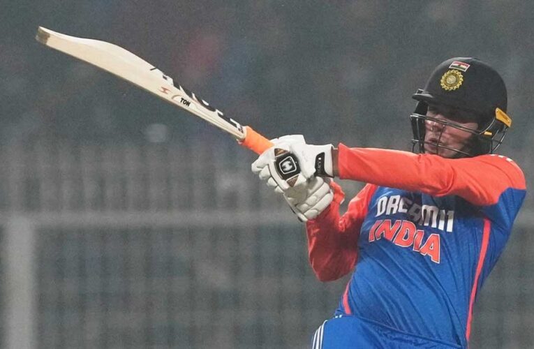 अभिषेक शर्मा का धमाका! टी20 में सबसे ज्यादा छक्के, युवराज का रिकॉर्ड टूटा
