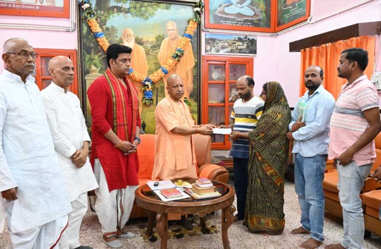 पिपराइच कांड: मुख्यमंत्री योगी ने सोमवार को दीपक गुप्ता के परिजनों से की मुलाकात, दी ₹5 लाख की आर्थिक सहायता