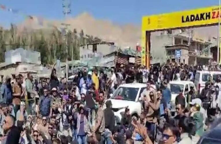 लद्दाख में आंदोलन उग्र, लेह में BJP दफ्तर और CRPF की गाड़ी को किया आग के हवाले; वांगचुक 15 दिन से भूख हड़ताल पर